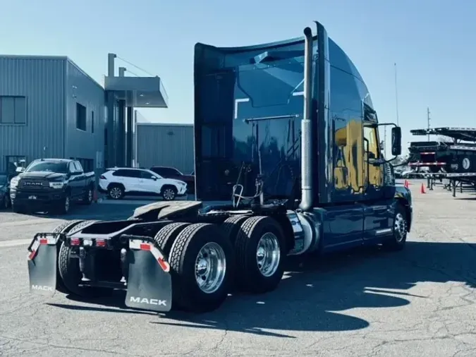 2022 MACK AN64T70