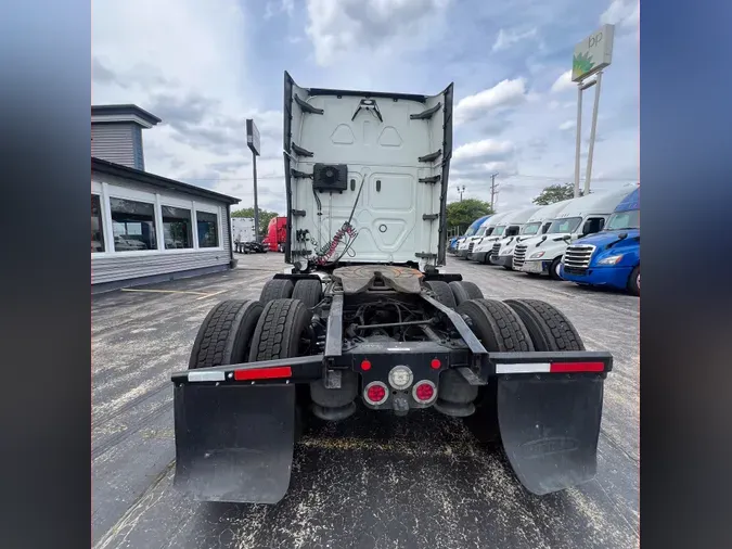 2020 Freightliner Cascadia 126