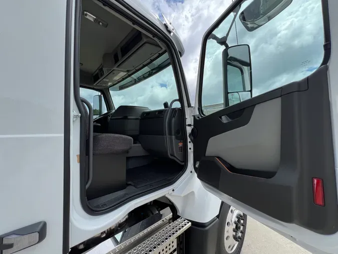 2025 VOLVO VHD64FT300