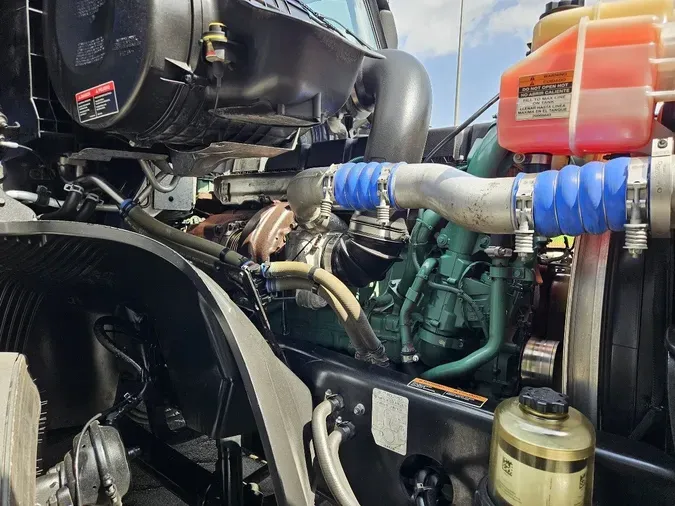 2023 VOLVO VNL64T760