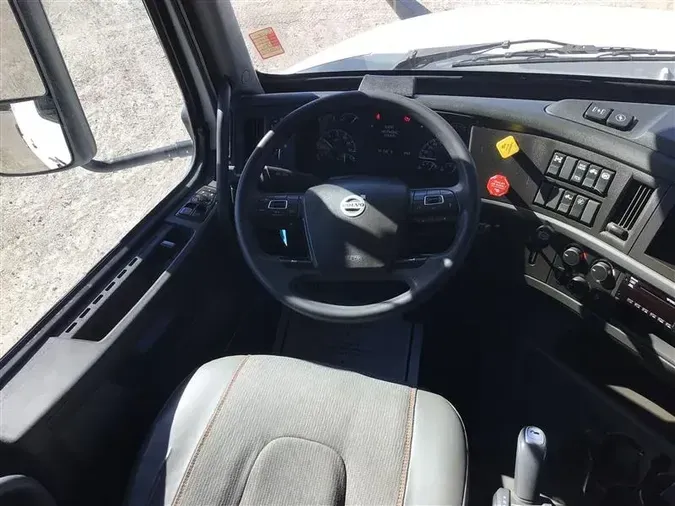 2021 VOLVO VNL64T760