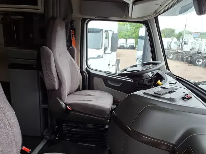 2020 VOLVO VNR64T-640