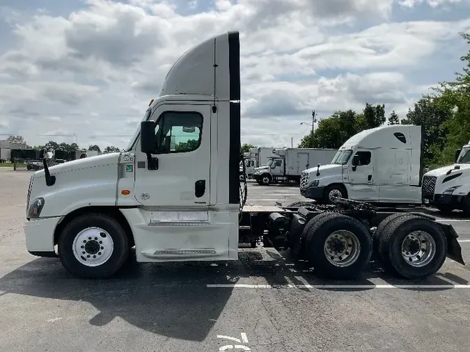 2017 Freightliner X12564ST