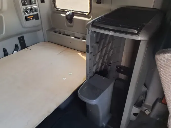 2019 NAVISTAR INTERNATIONAL LT625 SLPR CAB