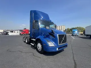 2020 VOLVO VNR300