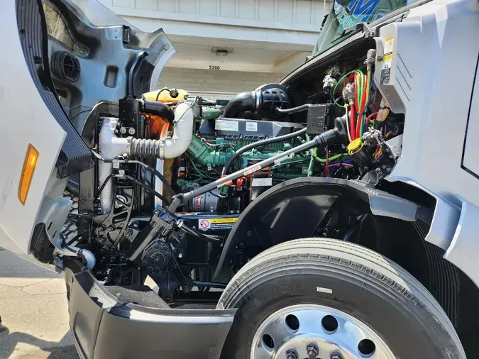 2019 VOLVO VNL64T760