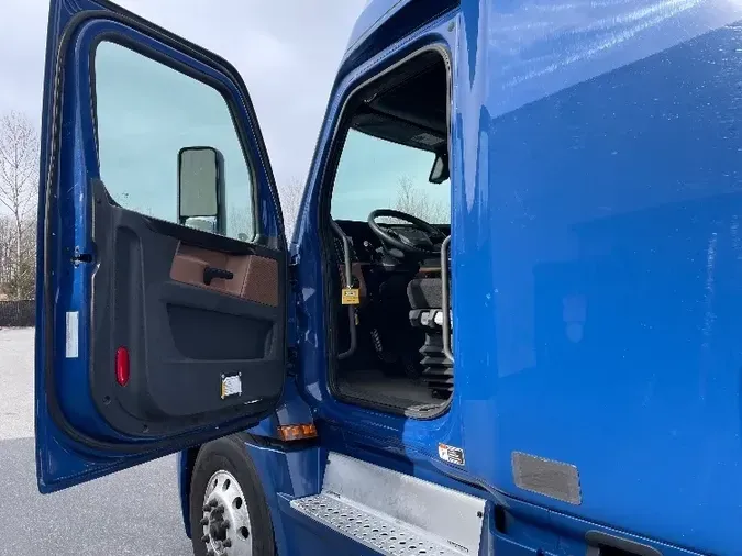 2019 Freightliner T12664ST