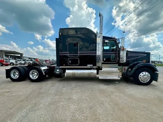 2022 Kenworth W900L