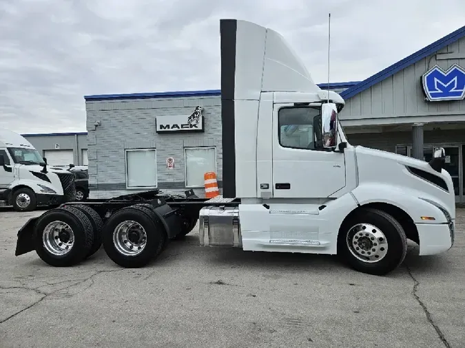 2021 VOLVO VNL300