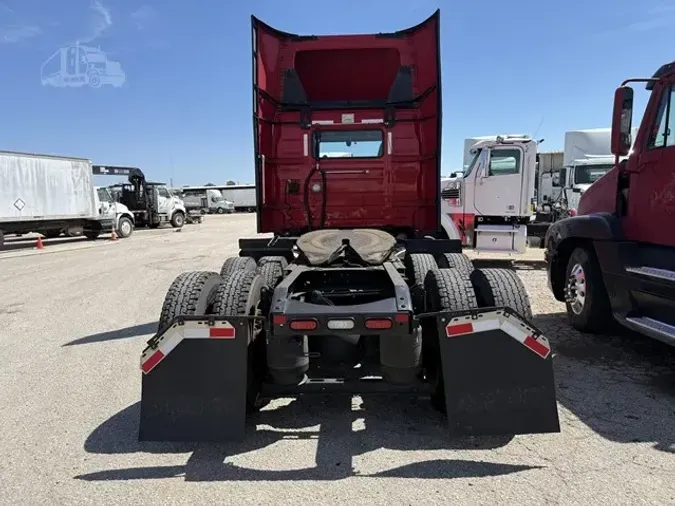 2021 VOLVO VNR64T300