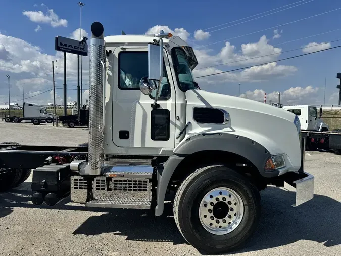 2026 MACK GR64B
