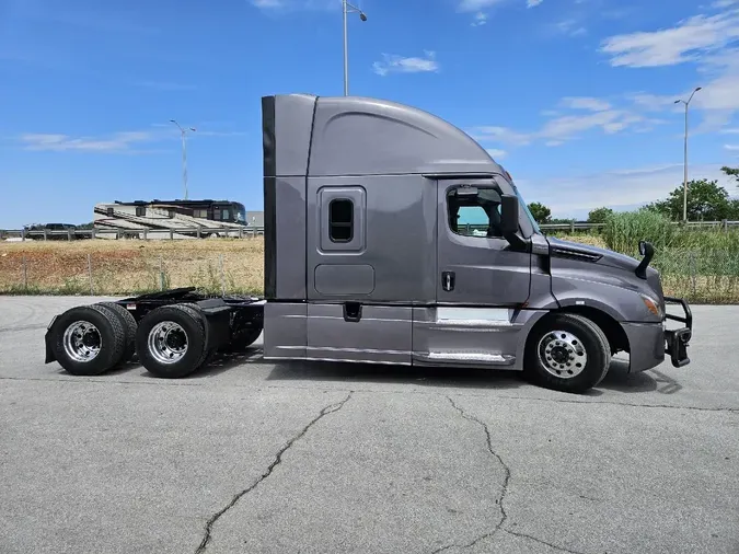 2022 FREIGHTLINER Cascadia 126