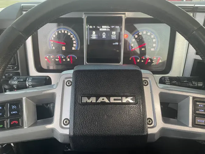 2019 MACK PI64T