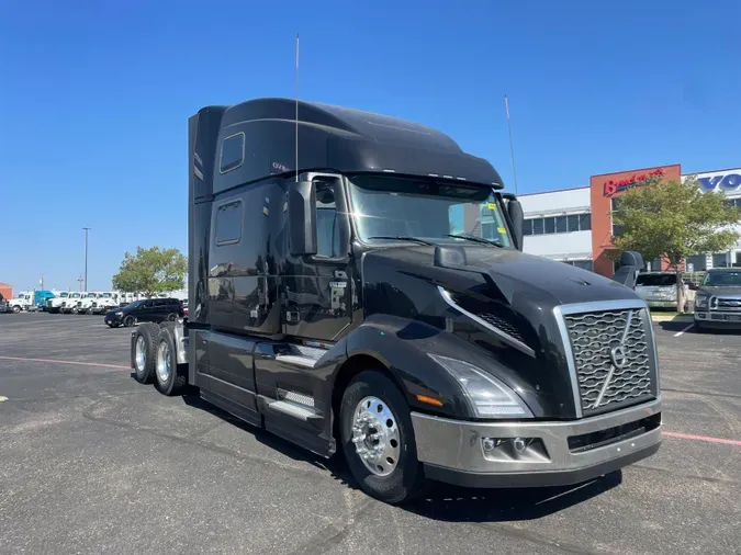 2025 VOLVO VNL64T860