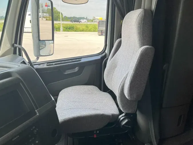2023 VOLVO VNL860