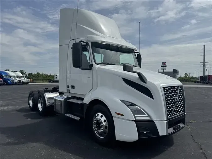 2019 VOLVO VNL300