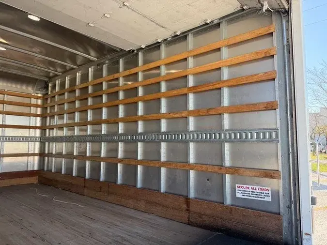 2020 Isuzu NPR-HD7e3922eabe8bcb8289e57170971225de