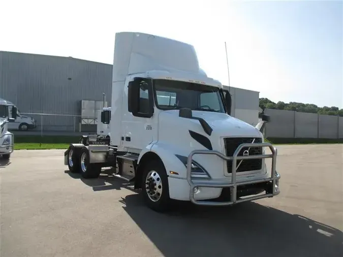 2022 VOLVO VNR300