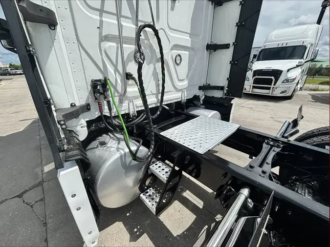 2023 Freightliner Cascadia 126