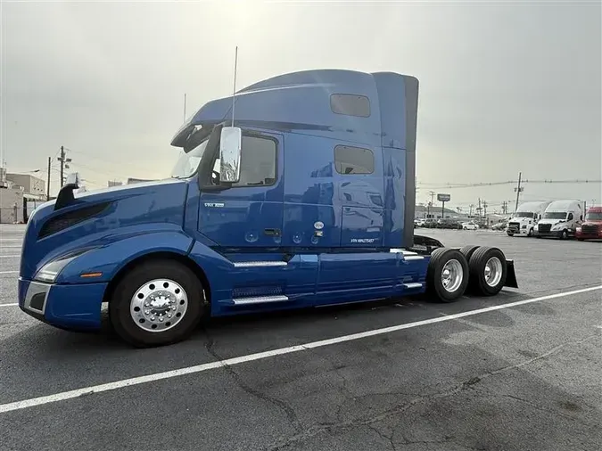 2021 VOLVO VNL760