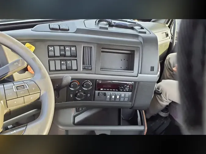2020 VOLVO VNL64T-300