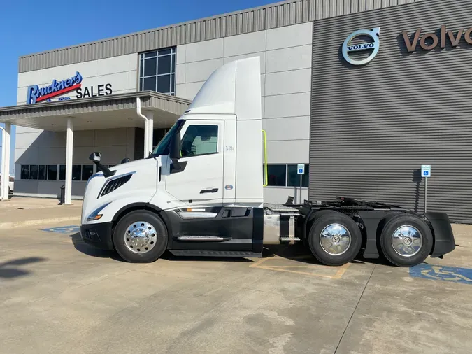 2025 VOLVO VNL64T300