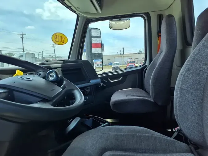 2019 VOLVO VNL64T-300