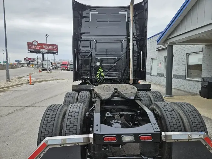 2021 VOLVO VNL64T760