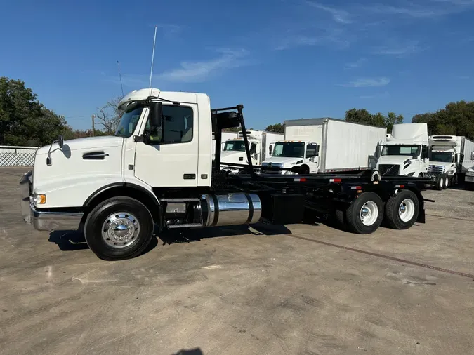 2018 VOLVO VHD64B200