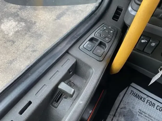 2023 Volvo VNR64T400