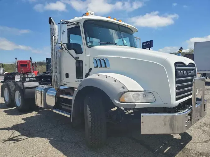 2016 MACK GU813