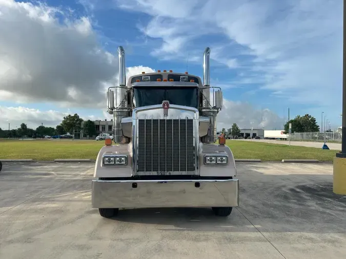 2022 Kenworth W900L