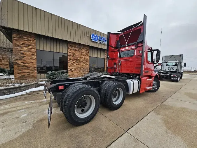 2022 VOLVO VNR64T300