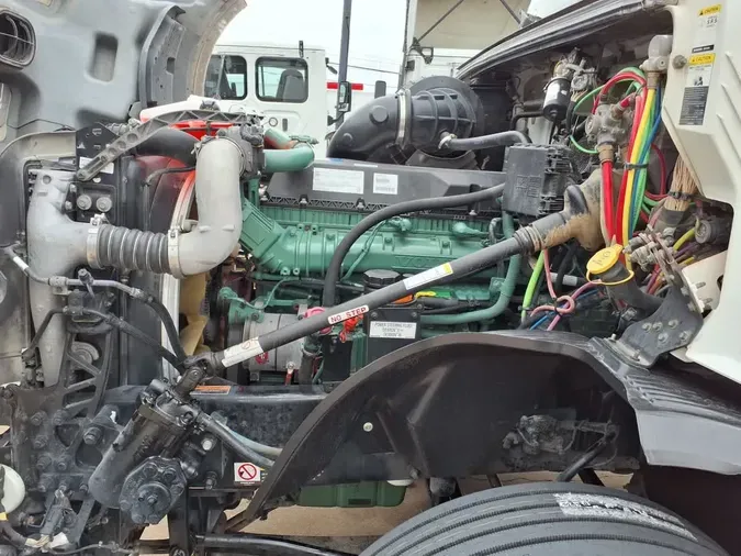 2019 VOLVO VNL42T 300