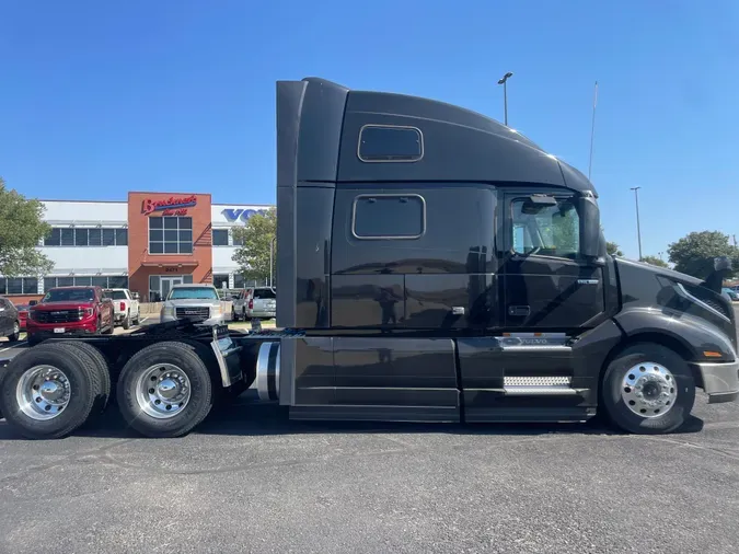 2025 VOLVO VNL64T860