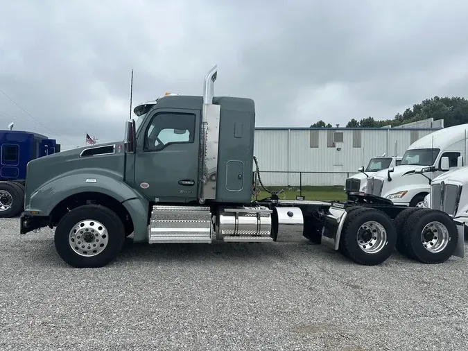 2025 Kenworth T880