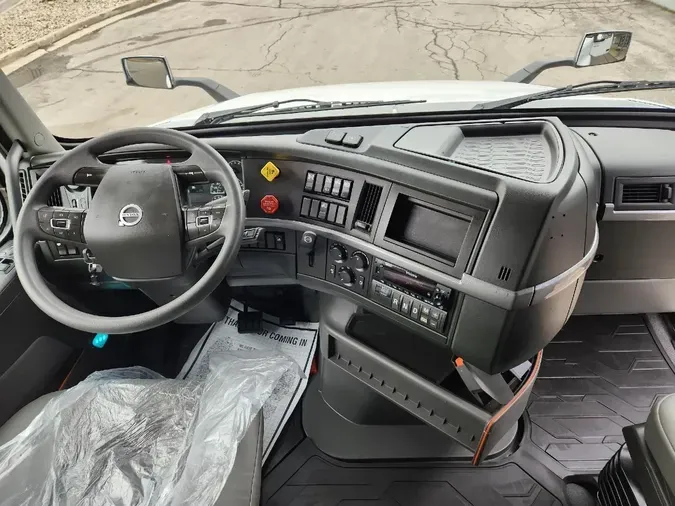 2023 VOLVO VNL64T760