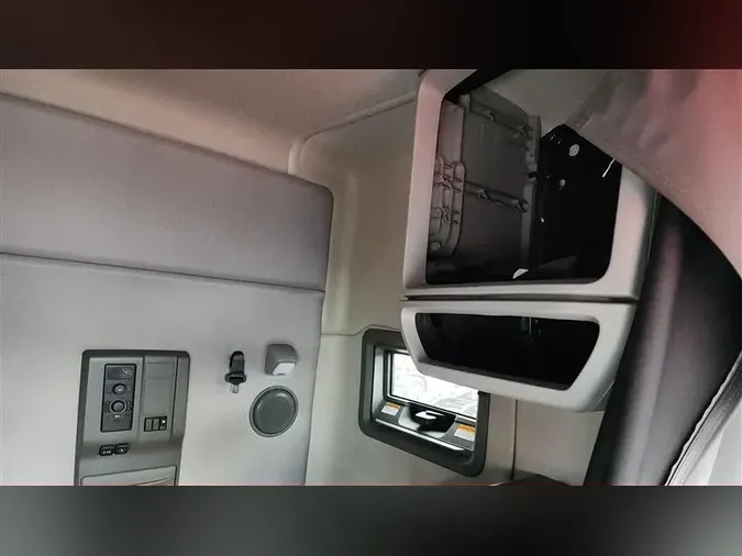 2021 VOLVO VNL740