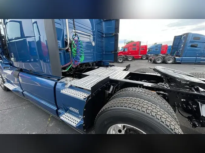2021 VOLVO VNL760