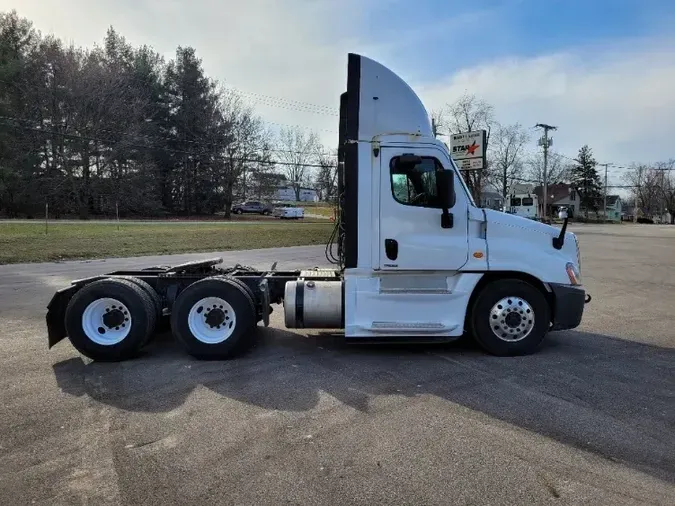 2016 Freightliner X12564ST