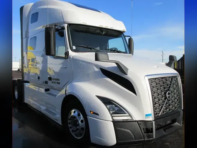 2021 VOLVO VNL64T760