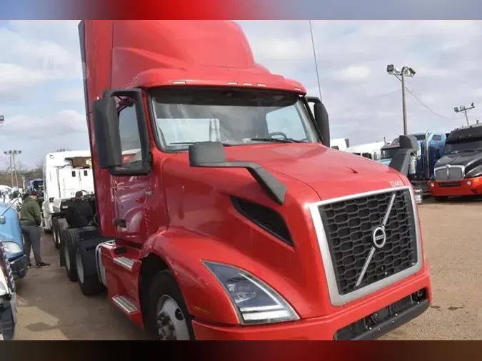 2020 VOLVO VNR64T300