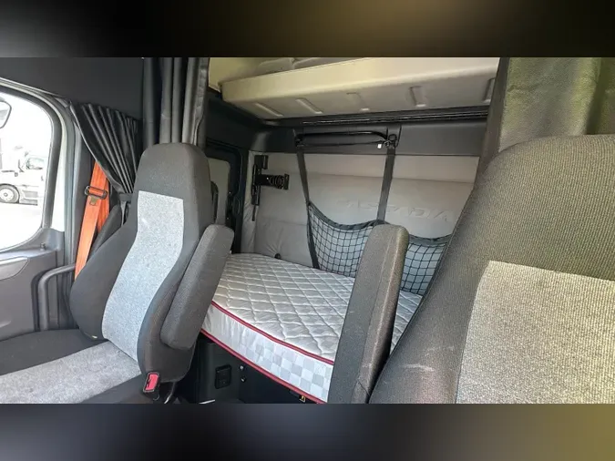 2021 Freightliner Cascadia 126