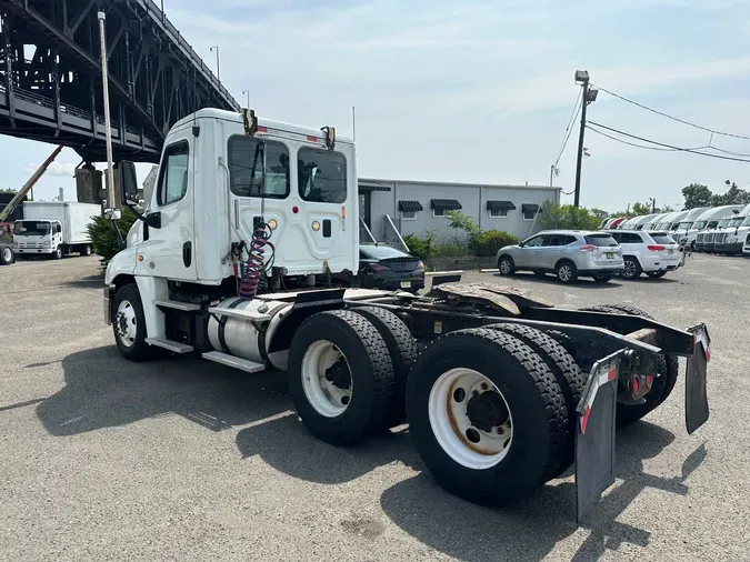 2015 FREIGHTLINER/MERCEDES CASCADIA 125