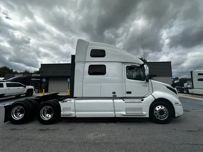 2023 VOLVO VNL64T860