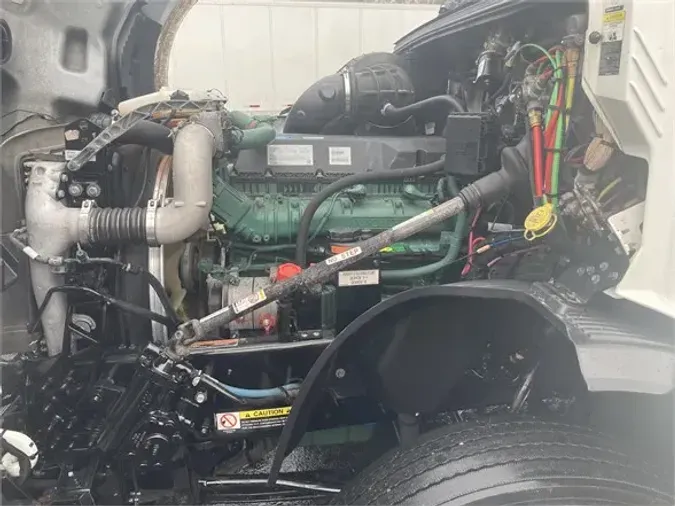 2019 VOLVO VNL64T860