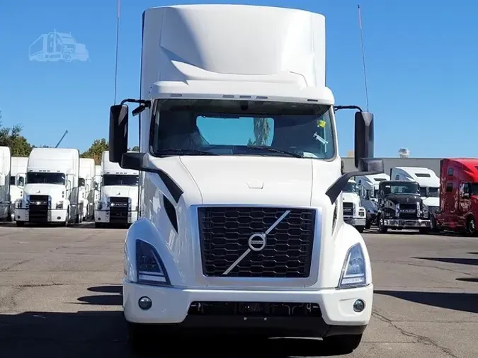 2025 VOLVO VNR64T300