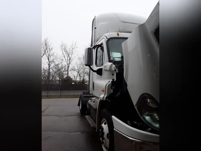 2017 FREIGHTLINER/MERCEDES CASCADIA 113