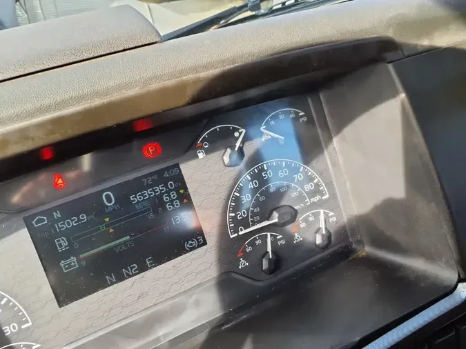 2019 VOLVO VNL64T-300