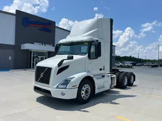 2025 VOLVO VNR64T300